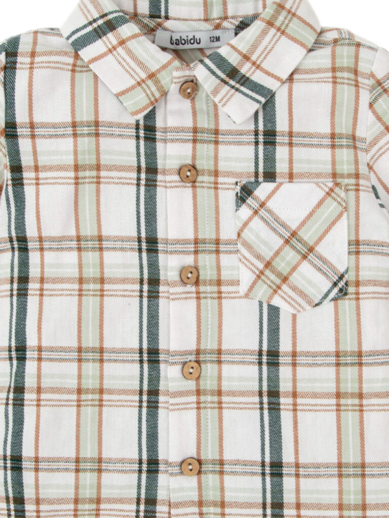 Detalle de la camisa de bebé a cuadros en tonos verdes de algodón cálido