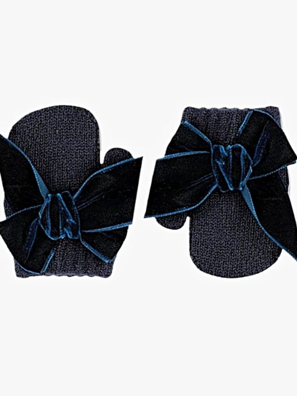 Dettaglio delle muffole per neonata blu navy con fiocco in velluto sulla parte superiore
