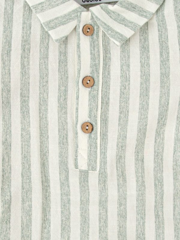 Detalle del conjunto de camisa de rayas y pantalón corto de algodón y lino gris para niño