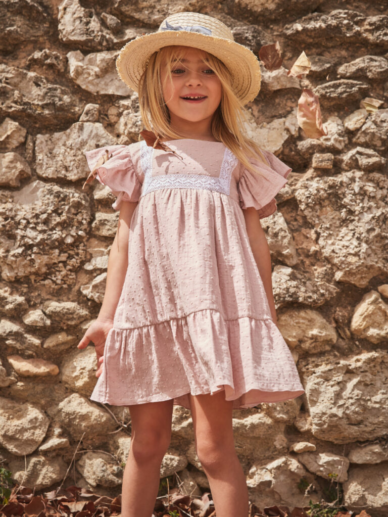 Vestido ligero infantil de plumeti color nude llevado por una niña