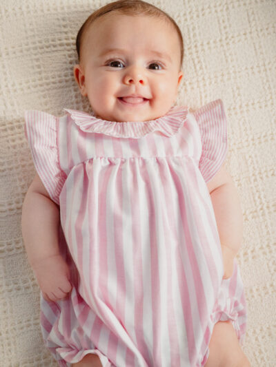 Barboteuse rayée à manches volantées – Rose/blanc