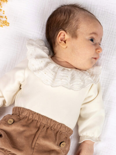 Body de bebé niña con cuello grande bordado – Crudo