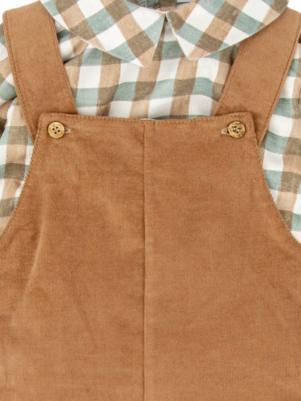 Detalle del conjunto bebé peto beige de terciopelo y blusa de cuadros verde/beige