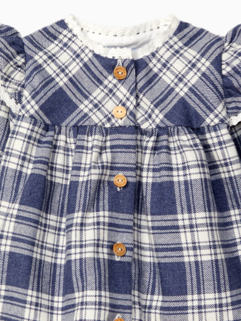 Dettaglio del vestito bambina a quadri grandi blu e bianco