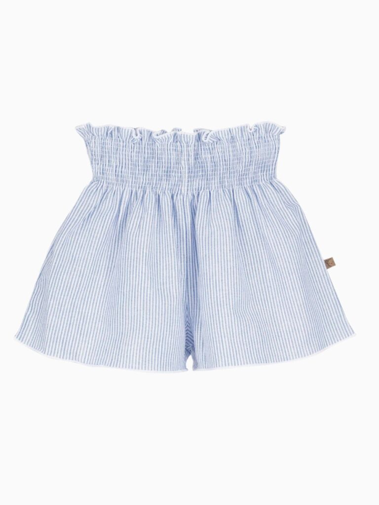 Pantalón corto del conjunto de niña con pantalón corto de rayas azul cielo y blanco y blusa con volantes