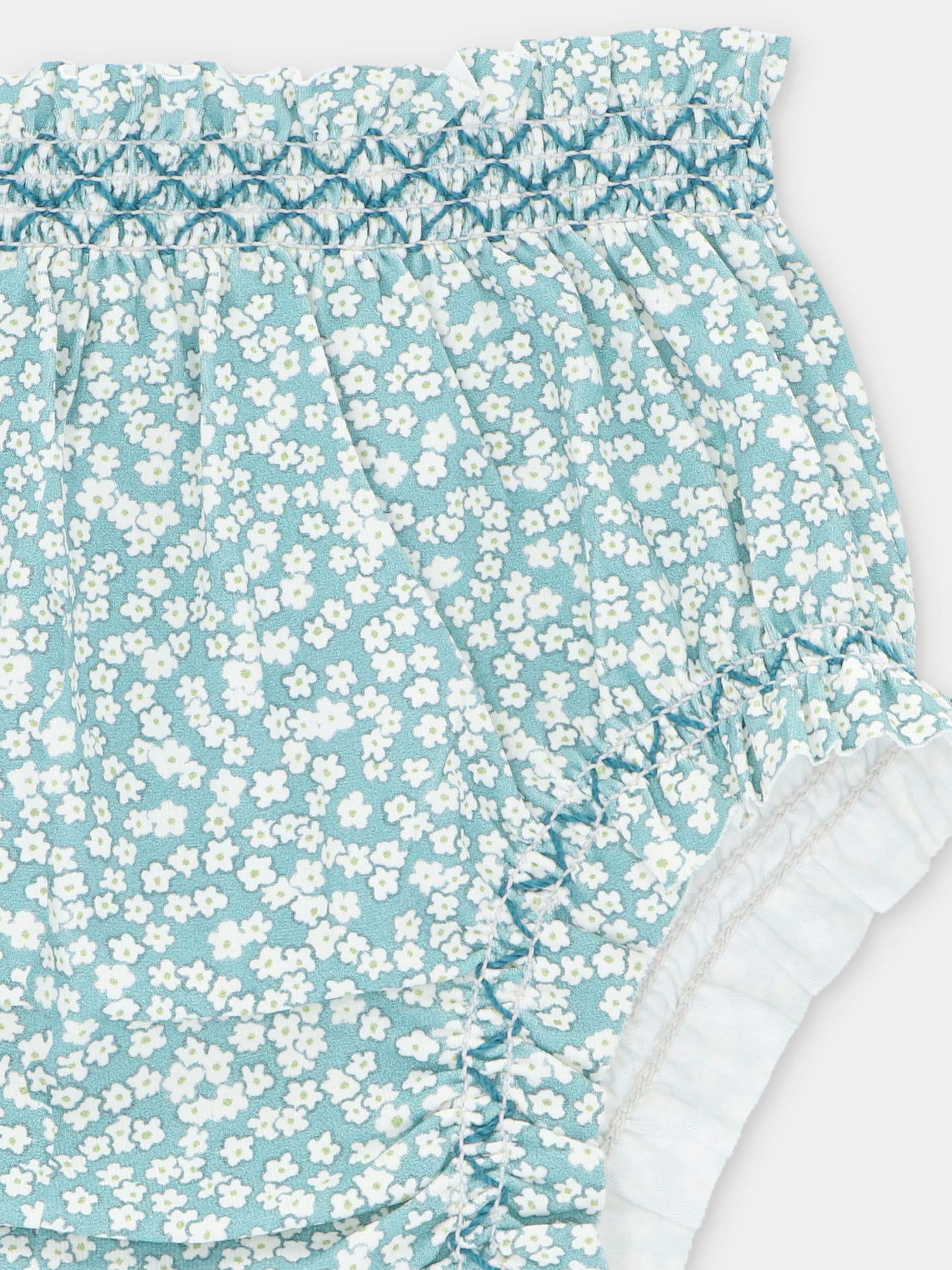 Détail du bloomer de bain bébé fille vert à motif fleuri blanc et smocks
