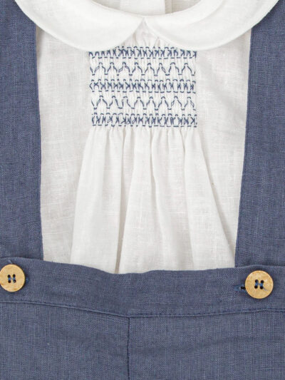 Conjunto para niño de pantalón corto con tirantes y blusa con nido de abeja – Azul/blanco