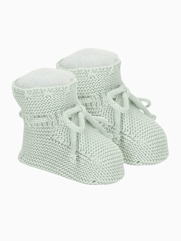 Newborn garter-stitch booties – Pale green