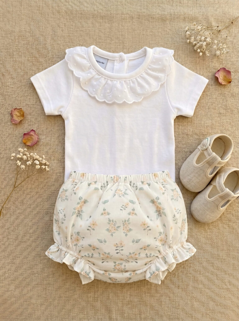 Look bébé fille avec body blanc à col festonné et bloomer fleuri