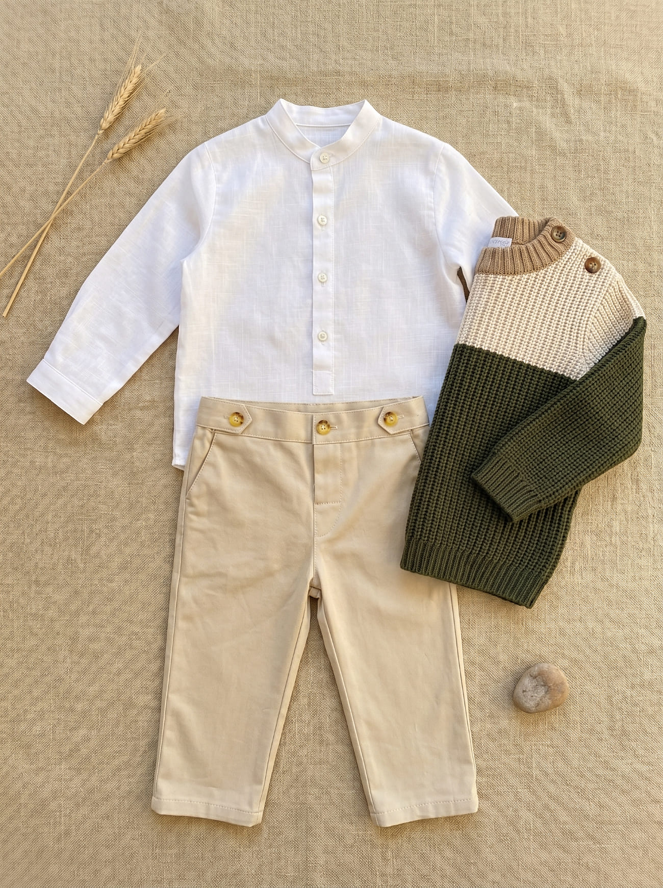 Look bambino weekend in campagna – Completo beige e kaki