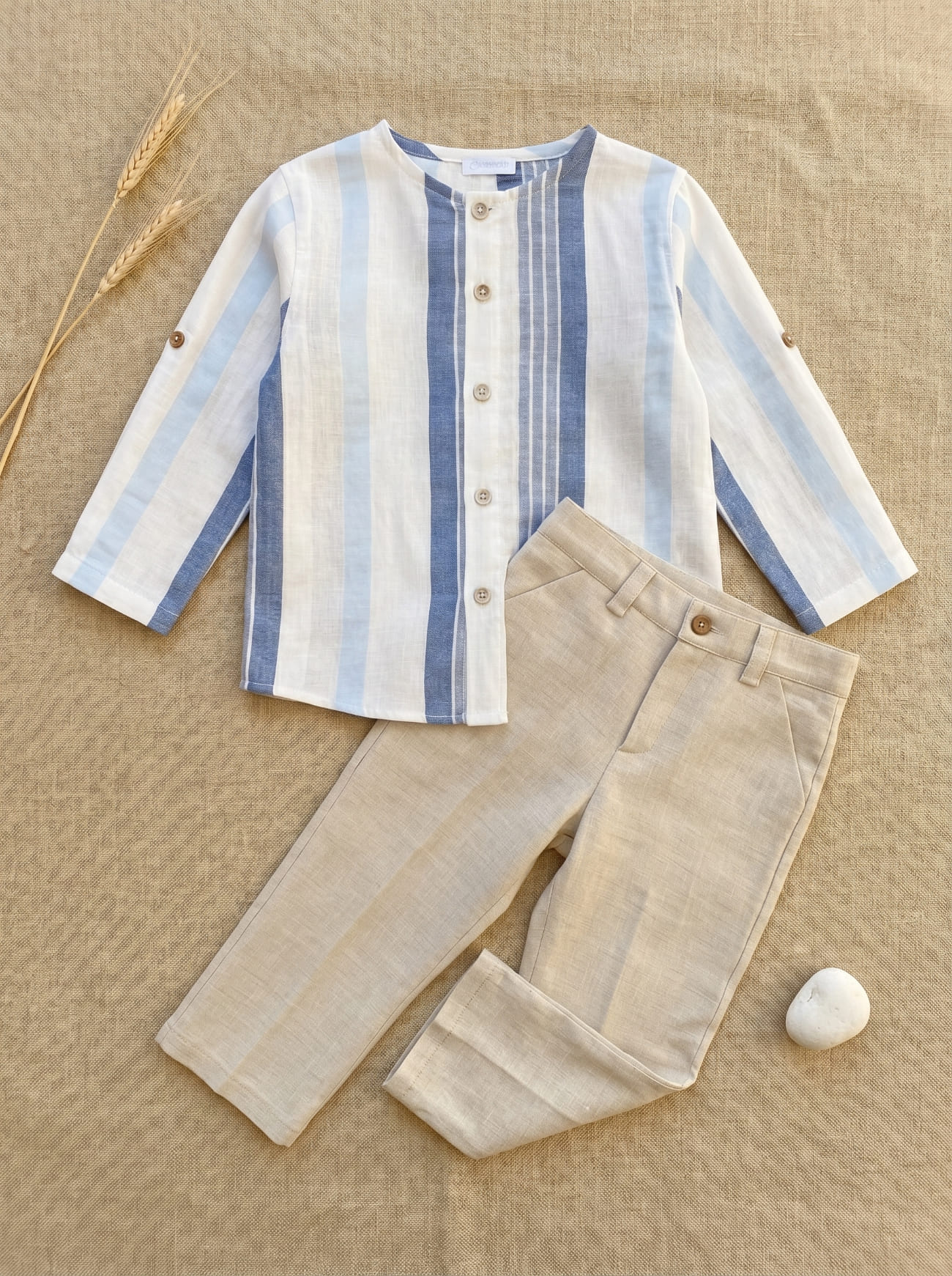 Look garçon Escale élégante – Chemise rayée et pantalon en lin