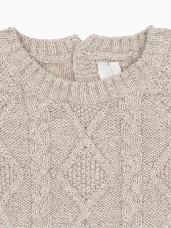Détail de l'ensemble naissance en maille torsadée avec bonnet