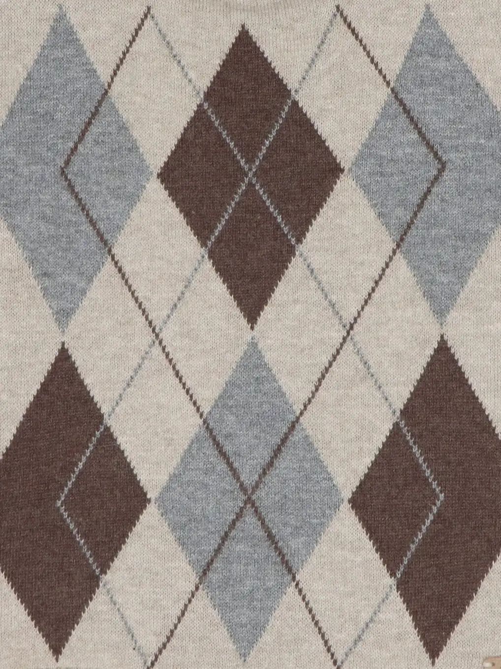Détail du pull garçon beige chiné en maille à motif de losanges