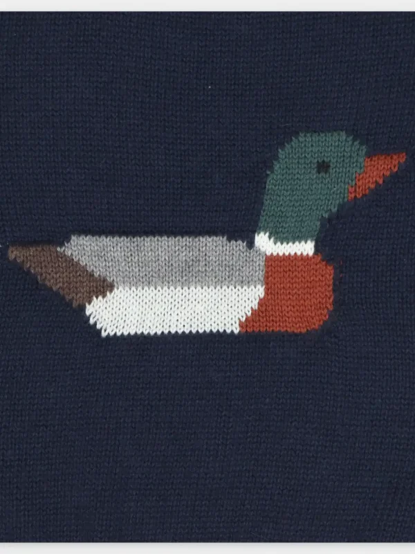 Détail du pull bleu marine en maille à motif de gros canard sur le devant