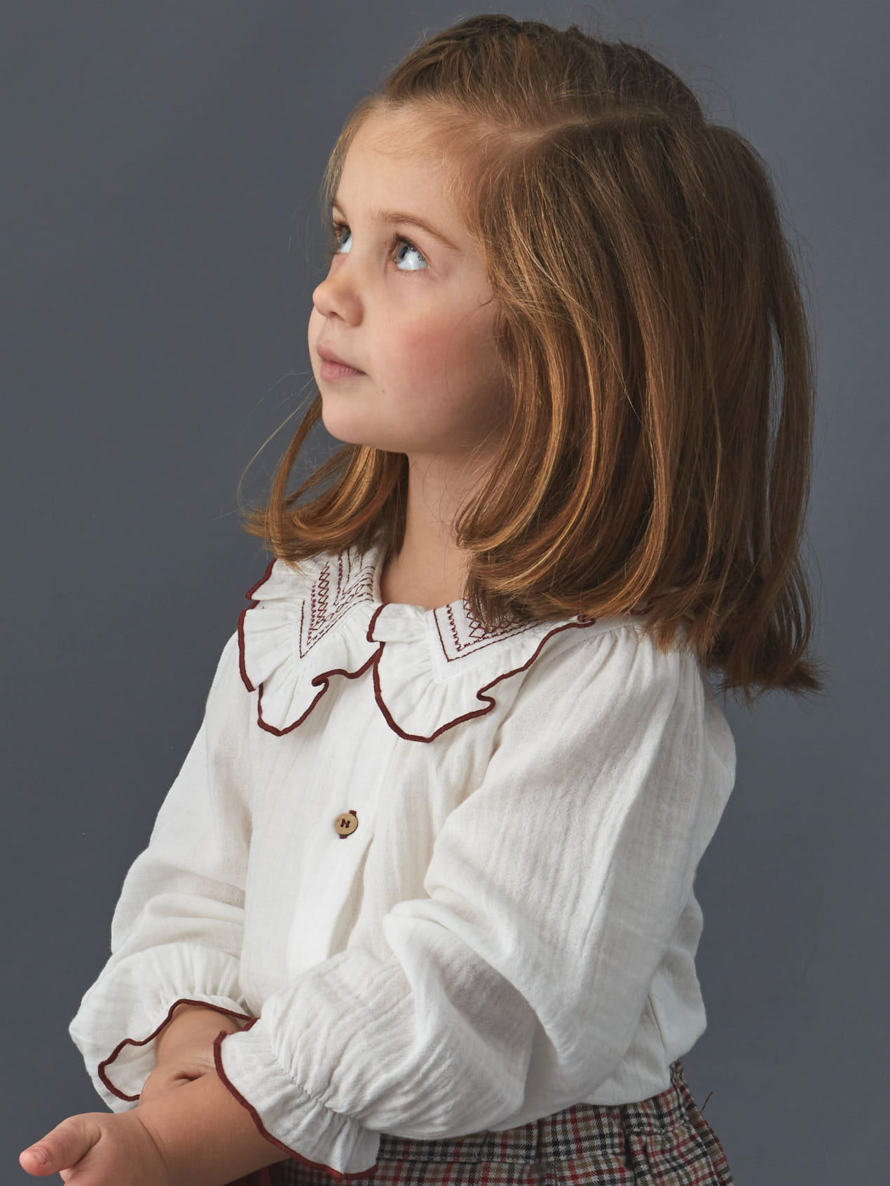Ensemble fille blouse à col brodé et jupe écossaise - Bordeaux – Image 6