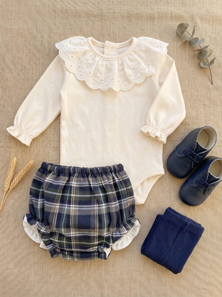 Look bébé fille avec blouse blanche, bloomer à carreaux et accessoires bleu marine