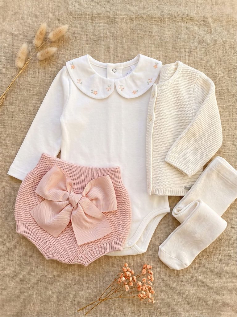 Tenue bébé fille avec body blanc à col fleuri, bloomer rose et cardigan écru