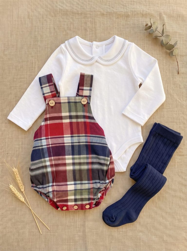 Look bébé garçon avec barboteuse à carreaux rouges et blouse blanche