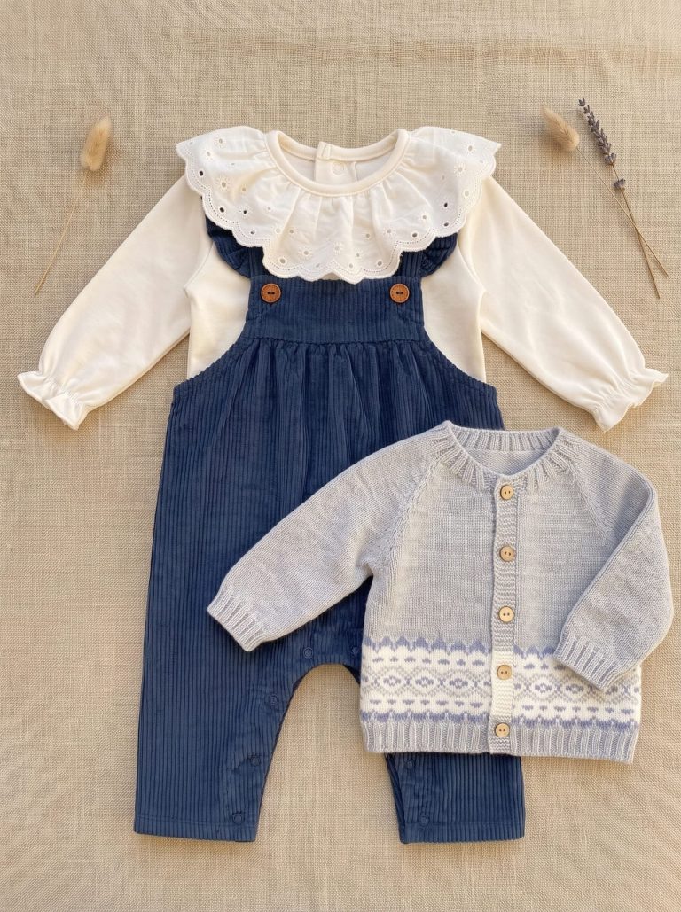 Look fille avec salopette bleu marine, blouse blanche à col festonné et cardigan gris