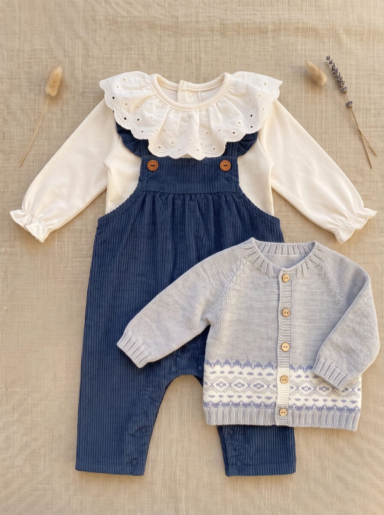 Look fille avec salopette bleu marine, blouse blanche à col festonné et cardigan gris