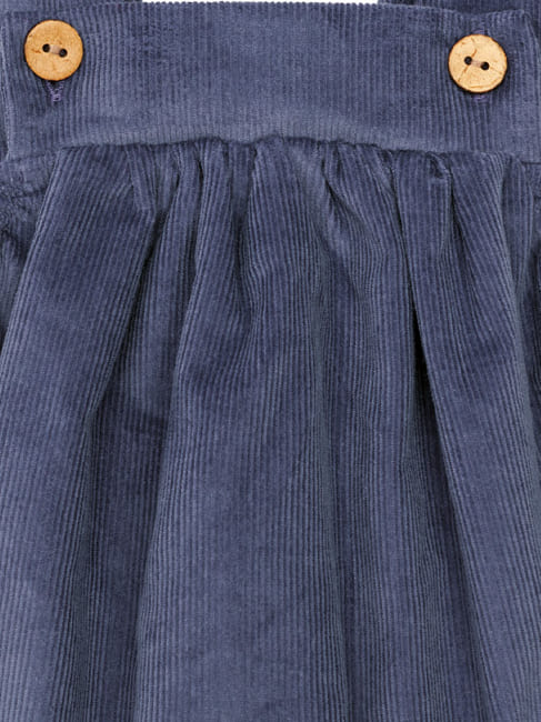 Détail de la barboteuse bébé en velours côtelé bleu