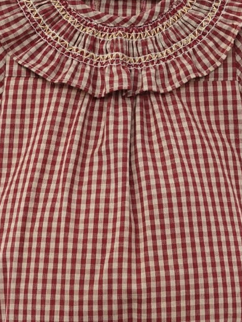 Détail de la barboteuse bébé fille vichy rouge et beige à collerette volantée
