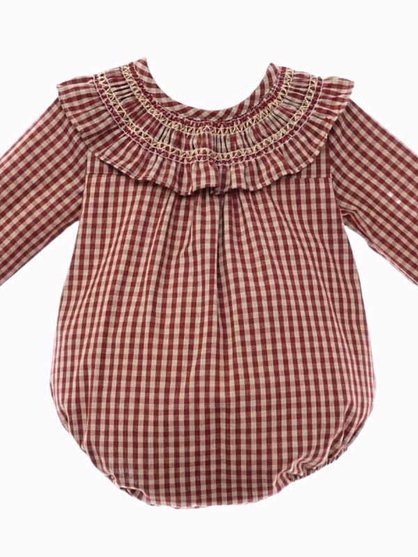 Barboteuse bébé fille vichy rouge et beige à collerette volantée vue de près